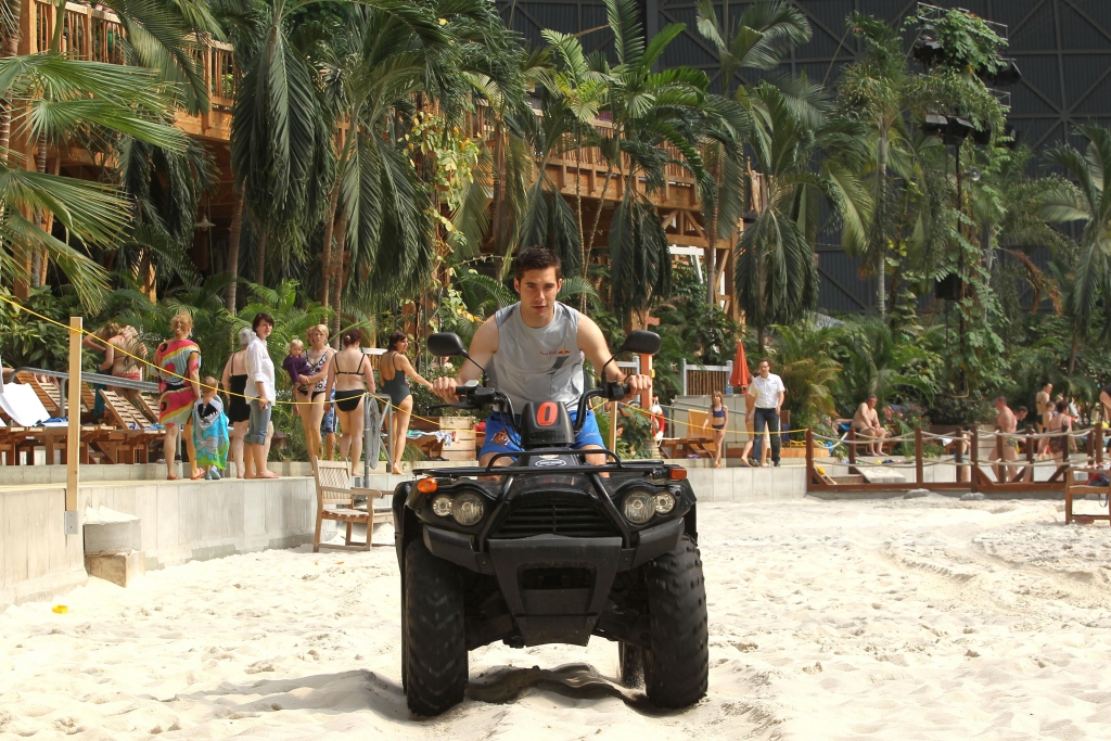 DTM 2012: Audi-Pilot Miguel Molina  mit E-Quad im Tropical Island unterwegs