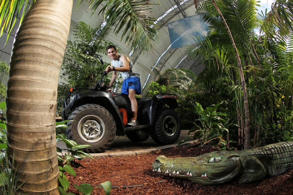DTM 2012: Audi-Pilot Miguel Molina  mit E-Quad im Tropical Island unterwegs