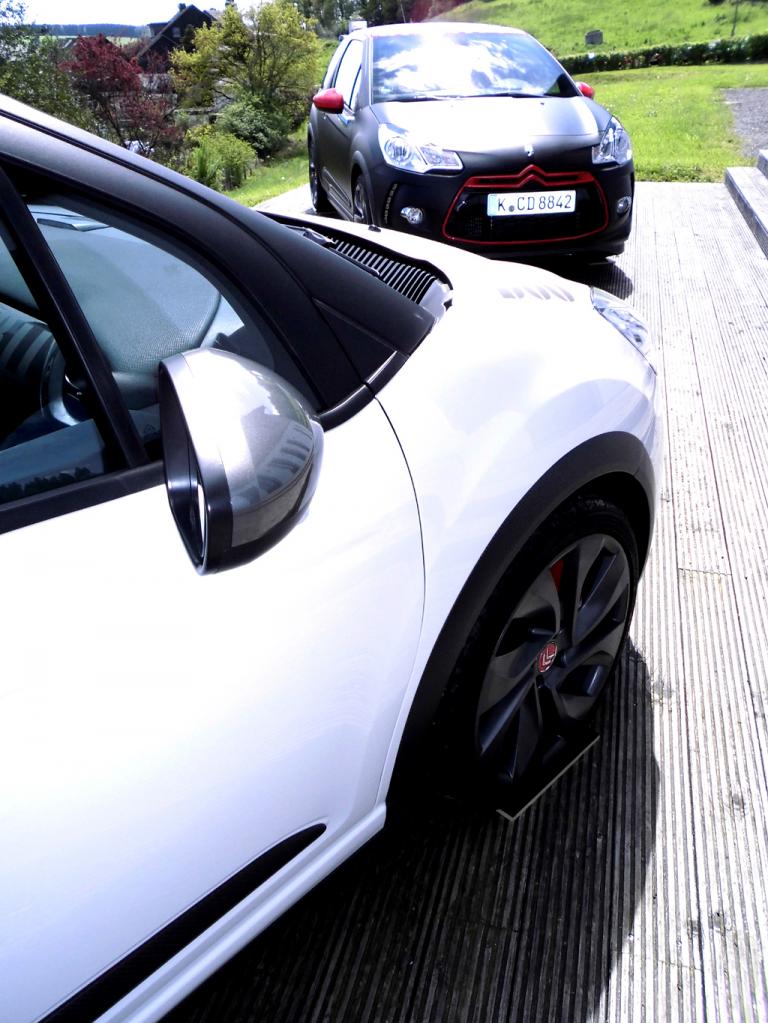 Da kommt DS3-Racing-Feeling auf, hinten das Sondermodell ... 
