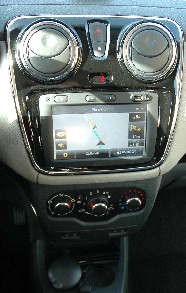 Dacia Lodgy: Blick auf den mittleren Armaturenträger, hier mit dem Media-Navigationssystem. 