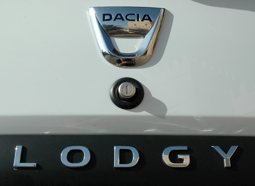 Dacia Lodgy: Das Markenlogo sitzt hinten über dem Schloss auf der Heckplappe. 