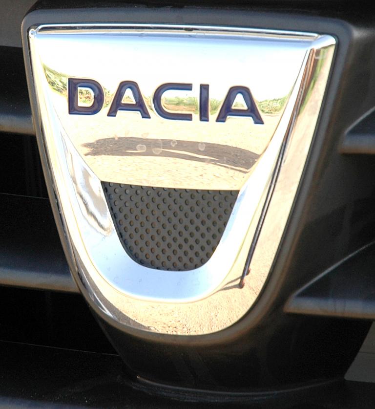 Dacia Lodgy: Das Markenlogo sitzt vorn im Kühlergrill. 