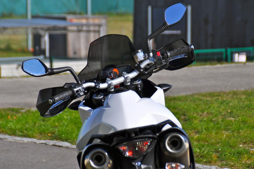 Dafür sorgen kurzer Radstand, steiler Lenkkopfwinkel und die fahraktive Sitzposition