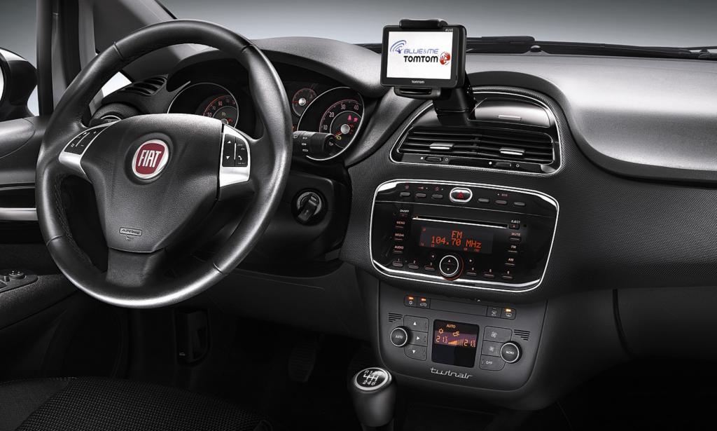 Das ab Ausstattungsniveau Easy serienmäßige Tomtom-Navi auf dem Armaturenbrett zittert aber trotz Werkseinbau dennoch unentwegt 