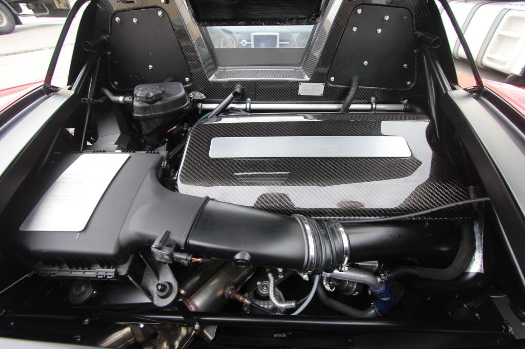 Der Motor ist im Heck montiert und treibt die Hinterräder an