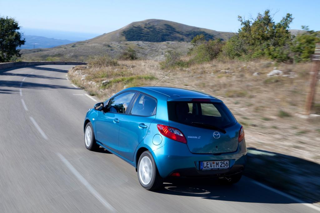 Der kleinste Mazda bringt knapp über eine Tonne auf die Waage