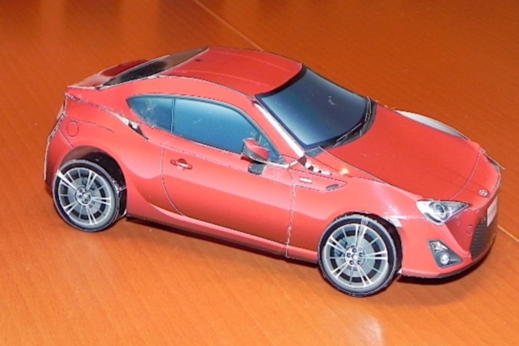 Deutlich billiger als das Original: der Papiernachbau des Toyota GT86