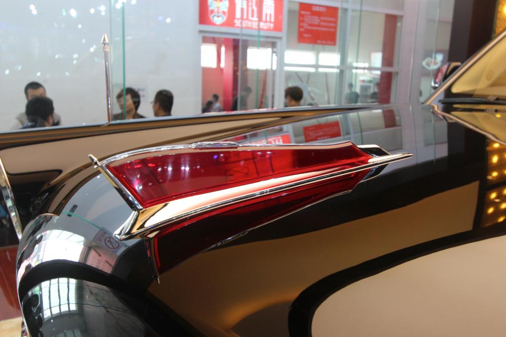 Die rote Fahne leuchtet auf der Motorhaube