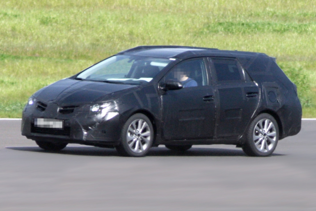 Erwischt: Erlkönig Toyota Auris Kombi