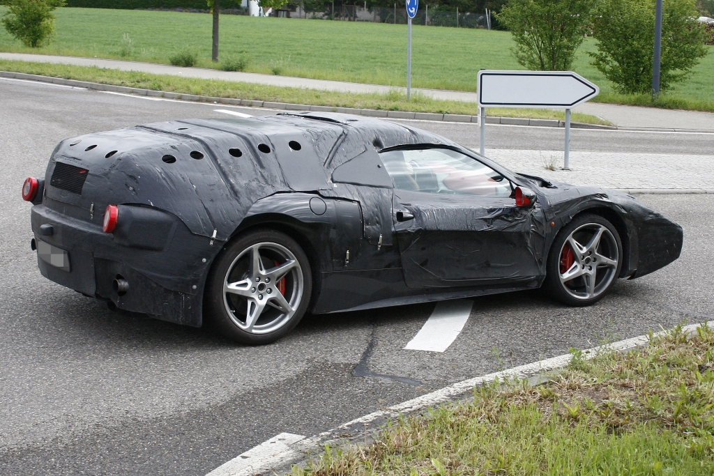 Erwischt: Erlkönig mit Codenamen F70 als Nachfolger des Ferrari Enzo 