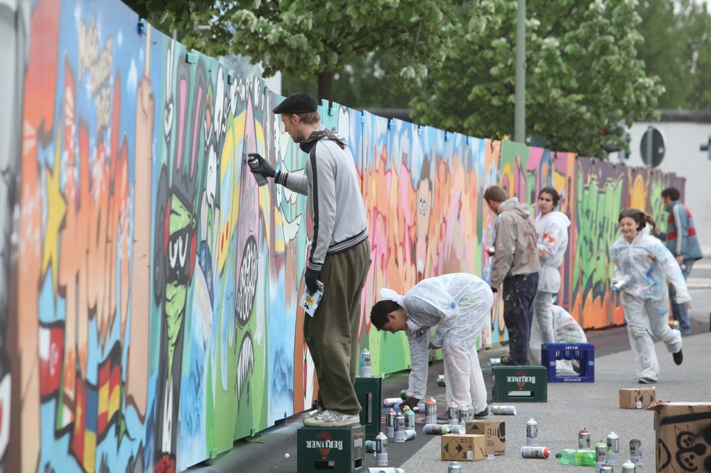 Graffiti-Kunst verschönert Bauzaun