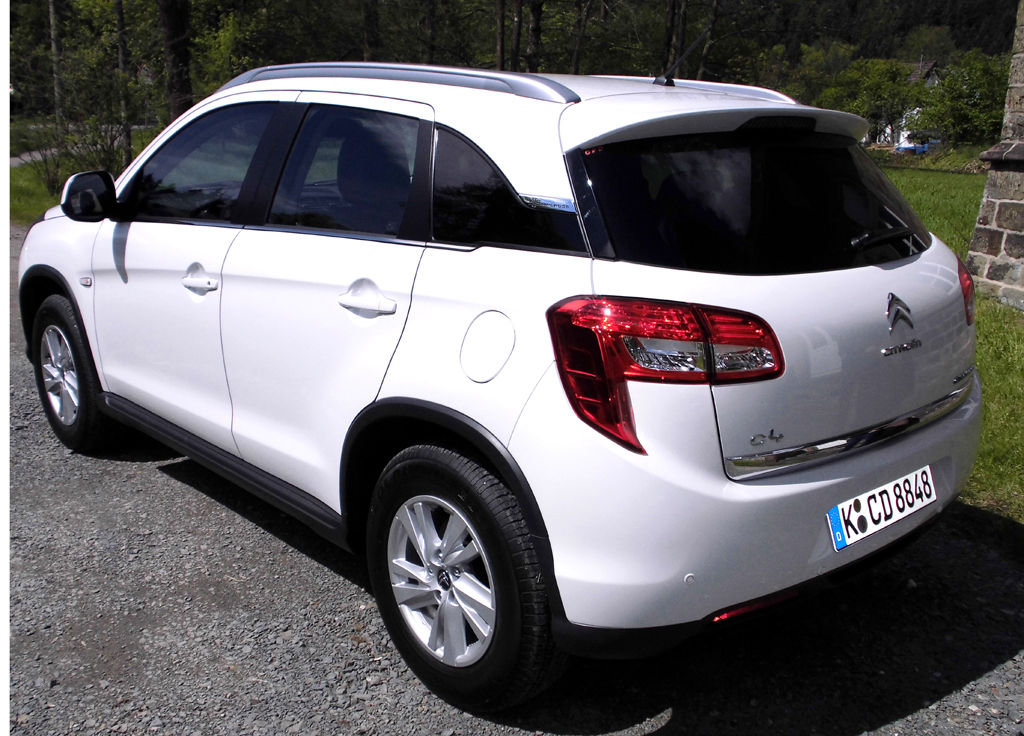 Heck-/Seitenansicht des auf Mitsubishis ASX aufbauenden Franzosen. 