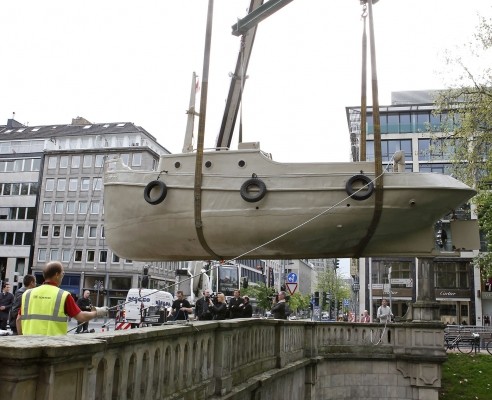Hochseetaugliches Papierboot zu Wasser gelassen