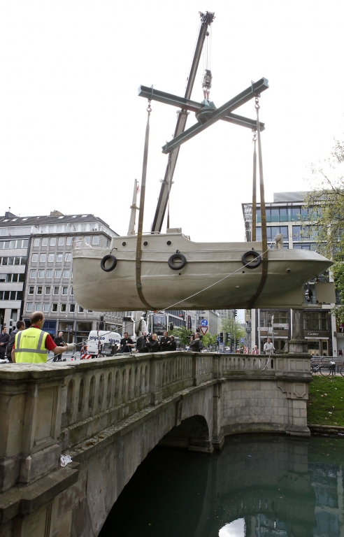 Hochseetaugliches Papierboot zu Wasser gelassen