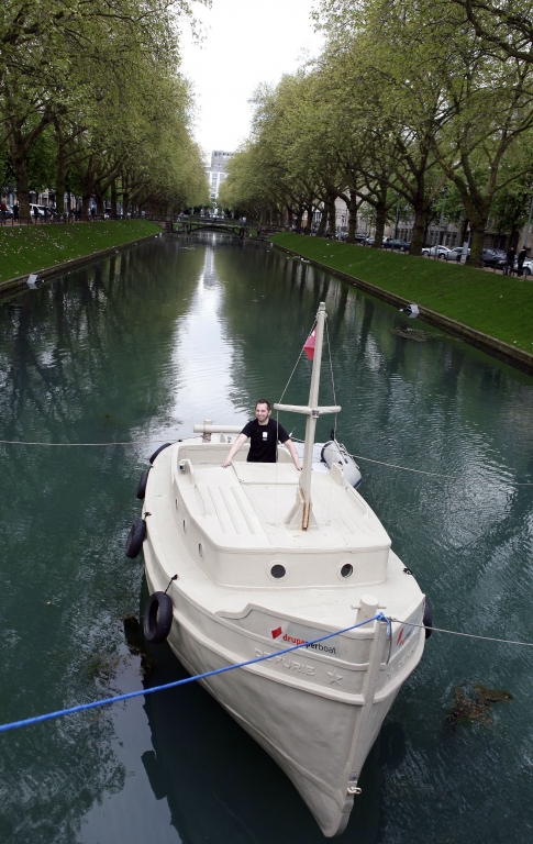 Hochseetaugliches Papierboot zu Wasser gelassen