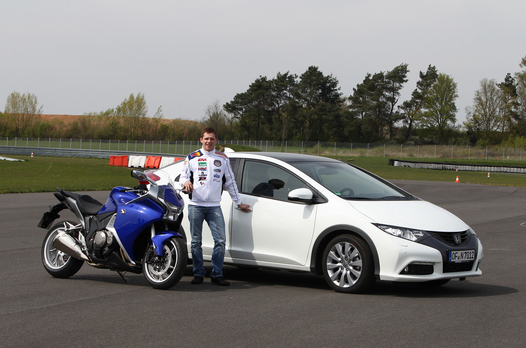 Honda Civic und VFR 1200 F für den Motorrad-Weltmeister