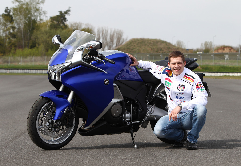 Honda Civic und VFR 1200 F für den Motorrad-Weltmeister