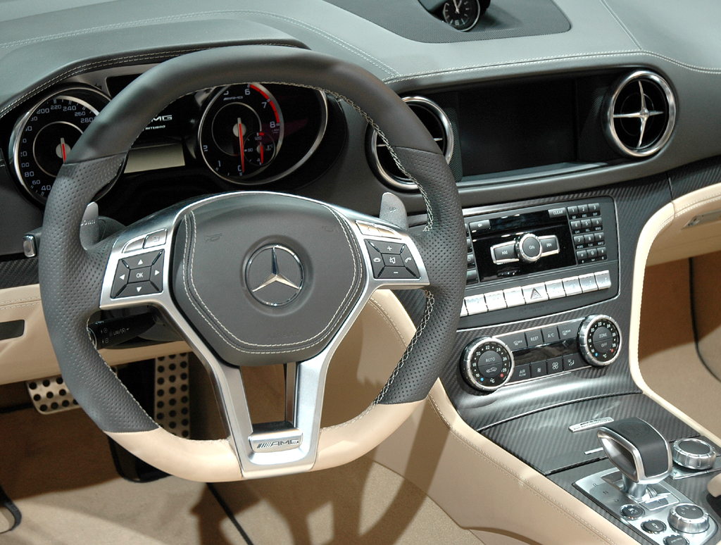 Im Cockpit geht es sportlich-edel zu. 