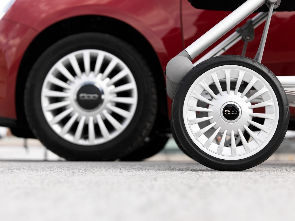 Kinderwagen von Fiat im Stil des 500