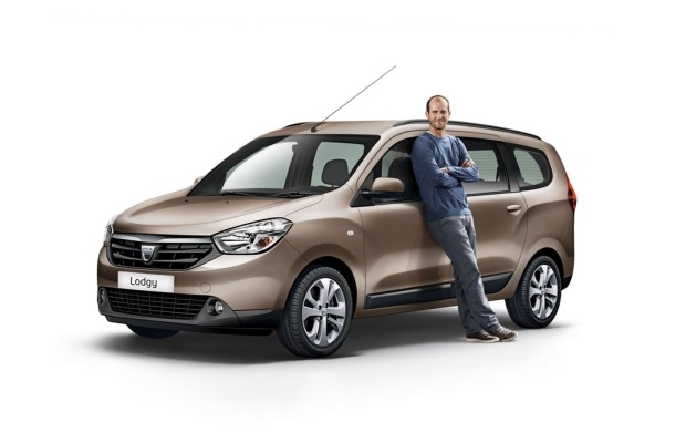 Mehmet Scholl setzt den Dacia Lodgy in Szene