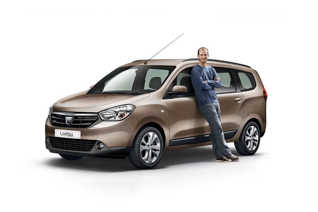 Mehmet Scholl setzt den Dacia Lodgy in Szene