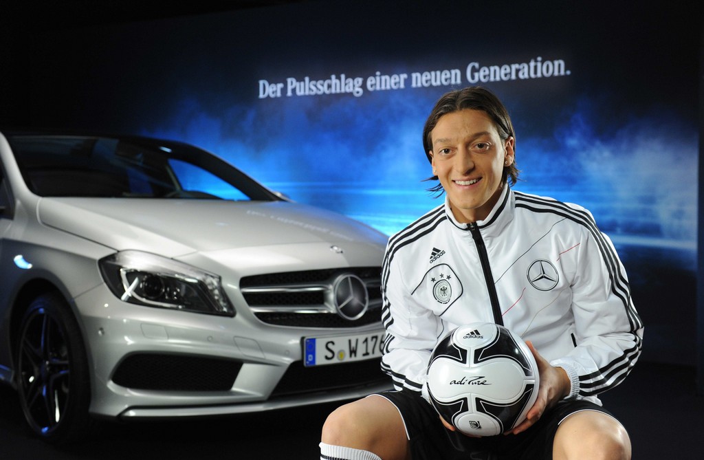 Mercedes-Benz startet EM-Kampagne 2012