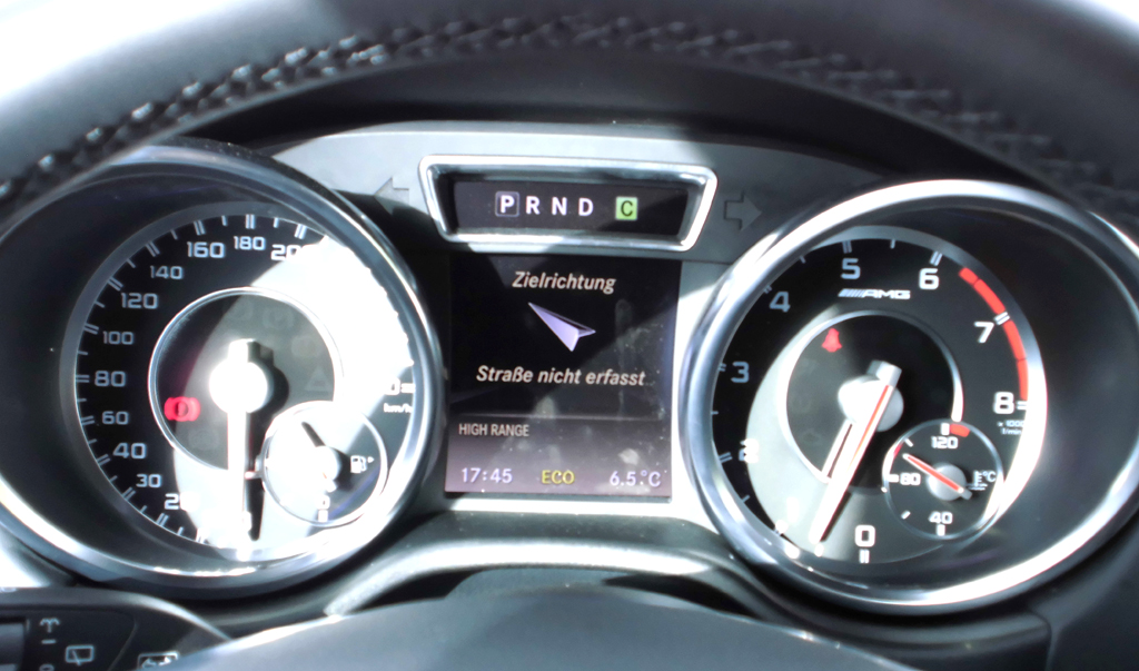 Mercedes G-Klasse: Blick durch den Lenkradkranz auf die Rundinstrumentierung. 