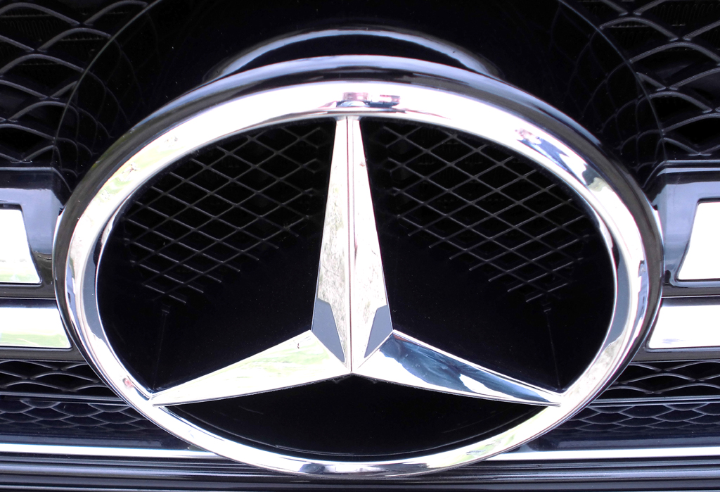 Mercedes G-Klasse: Der Markenstern prangt vorn groß im Kühlergrill. 