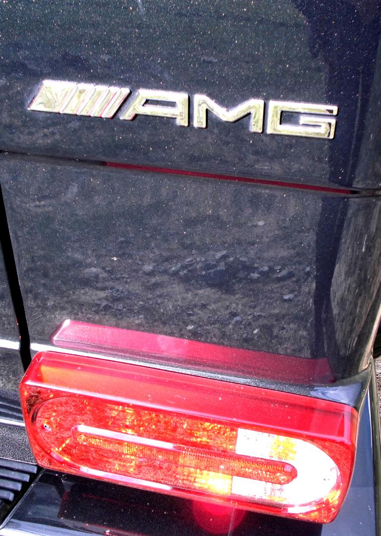Mercedes G-Klasse: Heckleuchte mit Markenschriftzug darüber. 