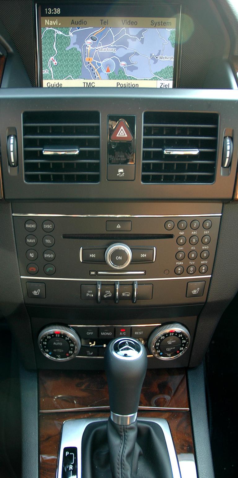 Mercedes GLK: Blick auf den mittleren Armaturenträger. 