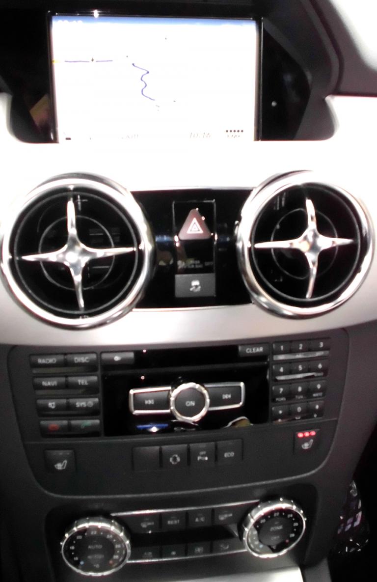 Mercedes GLK: Blick auf den mittleren Armaturenträger. 
