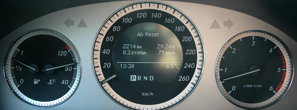 Mercedes GLK: Blick durch den Lenkradkranz auf die Rundinstrumentierung. 