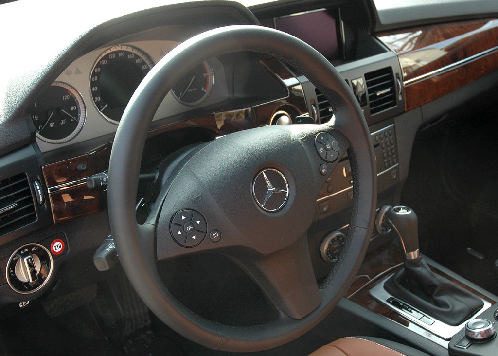 Mercedes GLK: Blick ins Cockpit der Designo-Ausführung. 