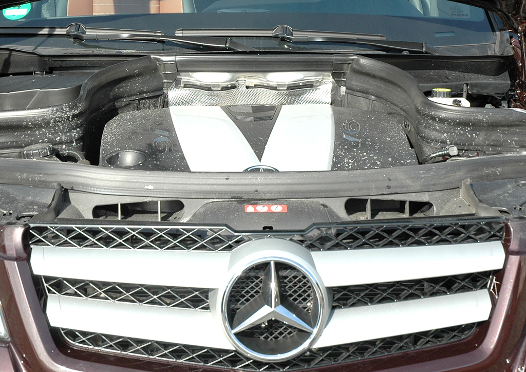 Mercedes GLK: Blick unter die Haube auf den 3,0-Liter-Selbstzünder mit 195/265 kW/PS, 