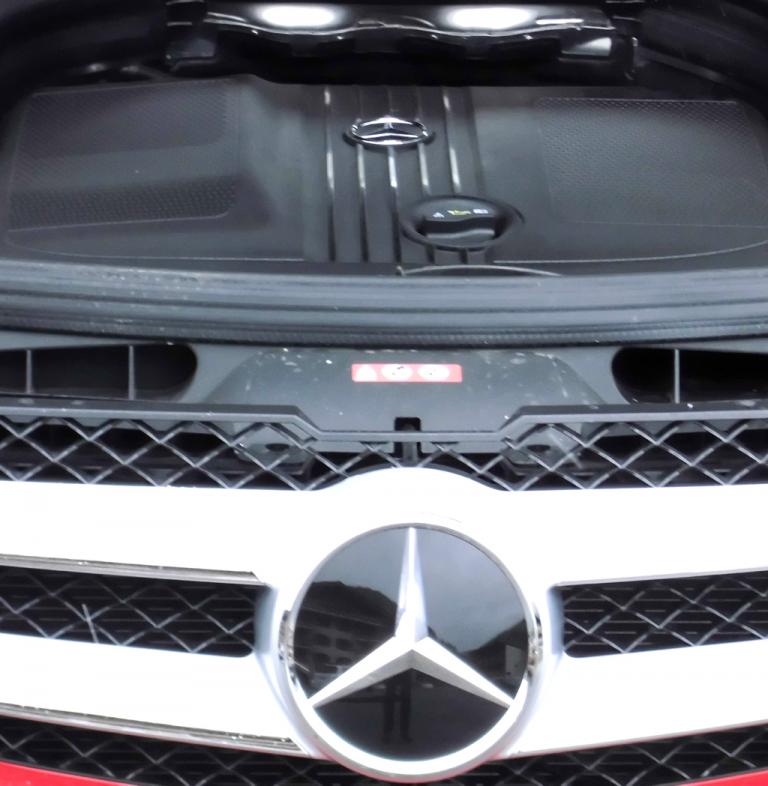 Mercedes GLK: Blick unter die Haube, hier beim kleineren Bluetec-Diesel. 