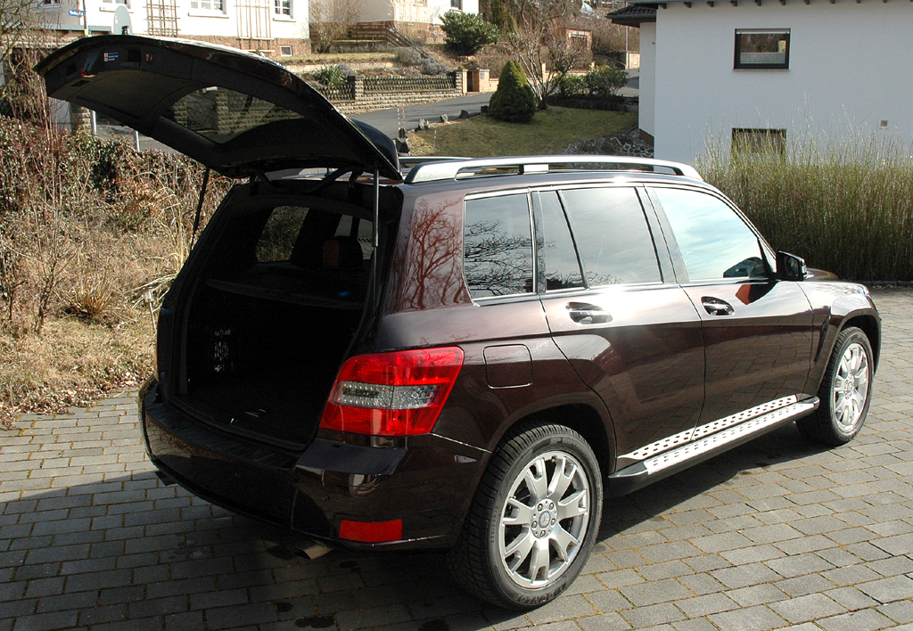 Mercedes GLK: Ins Gepäckabteil passen mindestens 450 Liter hinein. 