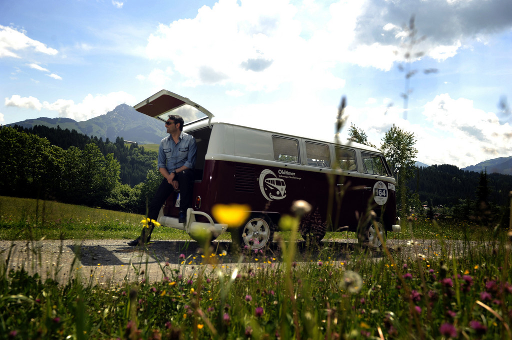 Mousse T. wieder mit VW Bulli bei der Kitzbüheler Alpenrallye