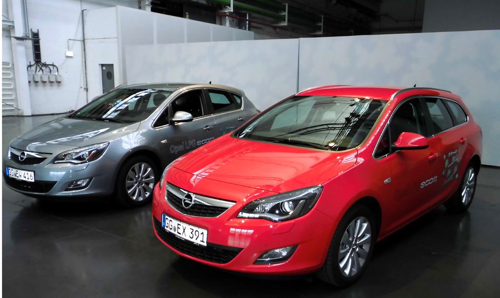Opels Autogas-Astra, links als Limousine, rechts als Sports Tourer.