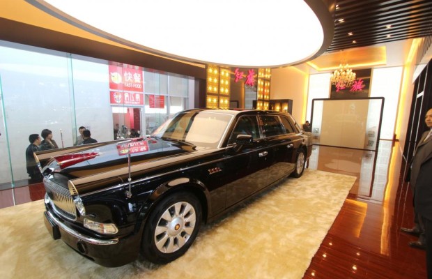 Panorama: Luxusmarke Hongqi - Rote Fahne stolz im Wind