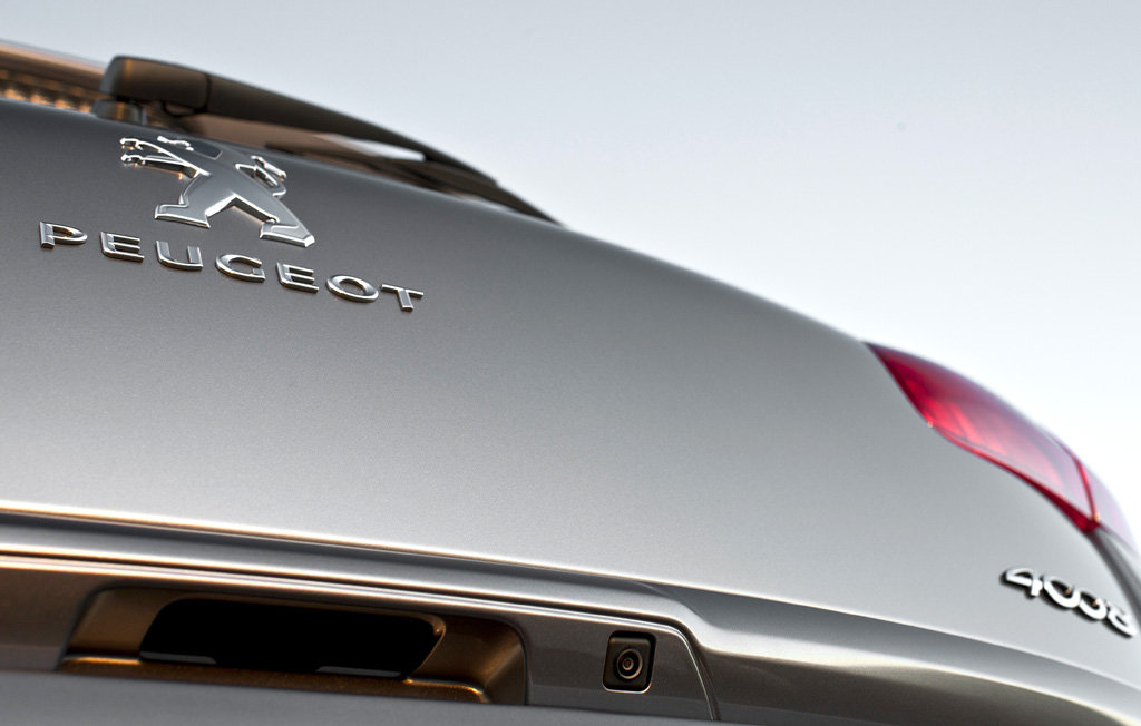 Peugeot 4008: Blick von unten auf die Heckklappe. 