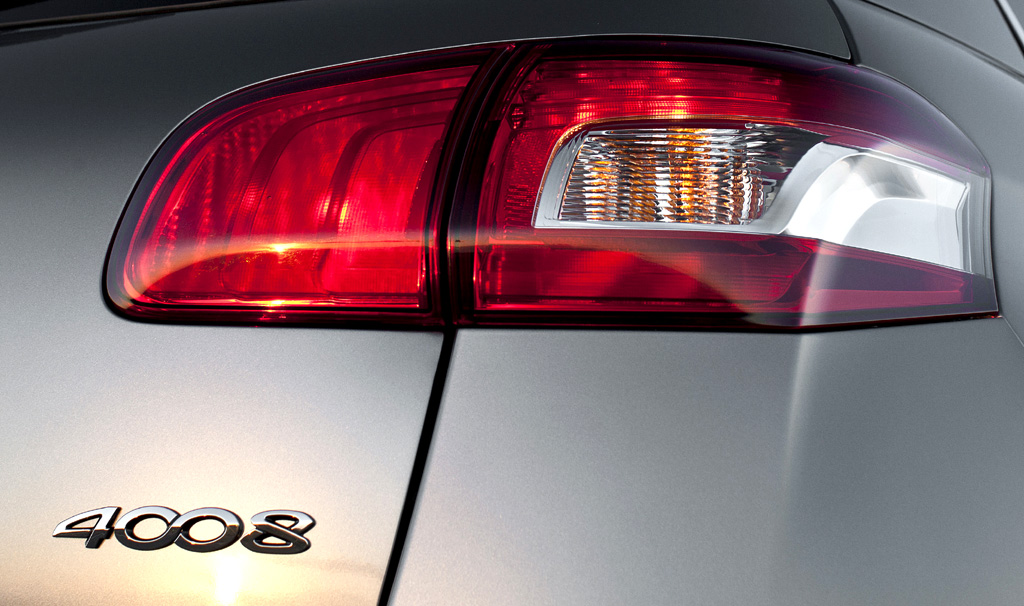 Peugeot 4008: Moderne Leuchteinheit hinten mit Modellschriftzug. 