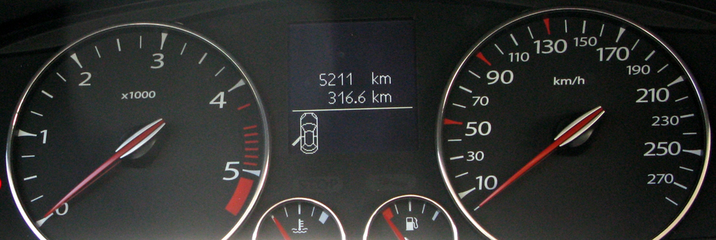 Renault Laguna Grandtour: Blick durch den Lenkradkranz auf die Rundinstrumentierung. 