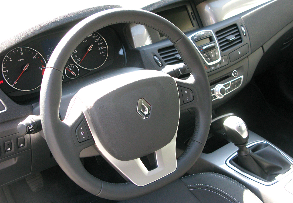 Renault Laguna Grandtour: Blick ins recht übersichtliche Cockpit. 