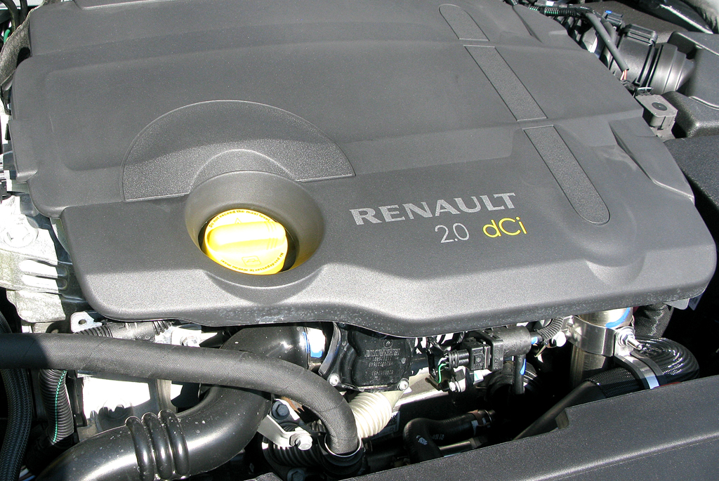Renault Laguna Grandtour: Blick unter die Haube auf den 2,0-Liter-Selbstzünder. 