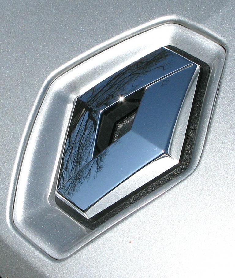 Renault Laguna Grandtour: Der Markenrhombus sitzt vorn an der Motorhaube. 