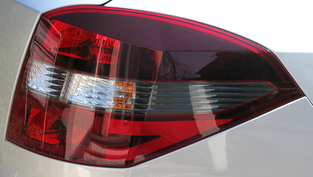 Renault Laguna Grandtour: Die großen Heckleuchten greifen seitlich in die Flanken um. 