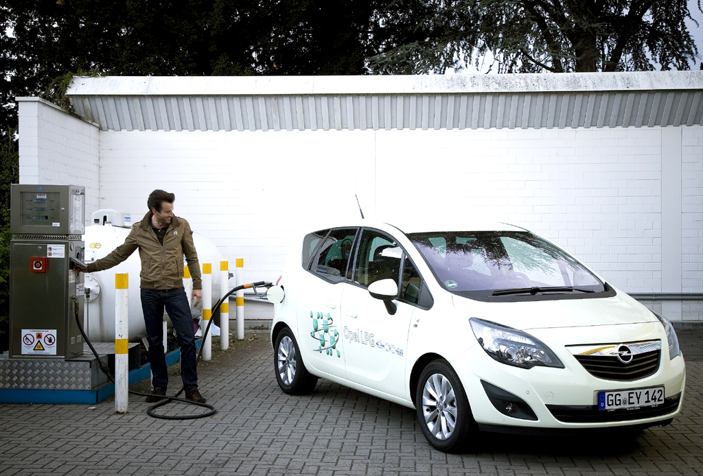 Sieht ganz einfach aus: Tankvorgang, hier beim Autogas-Meriva.