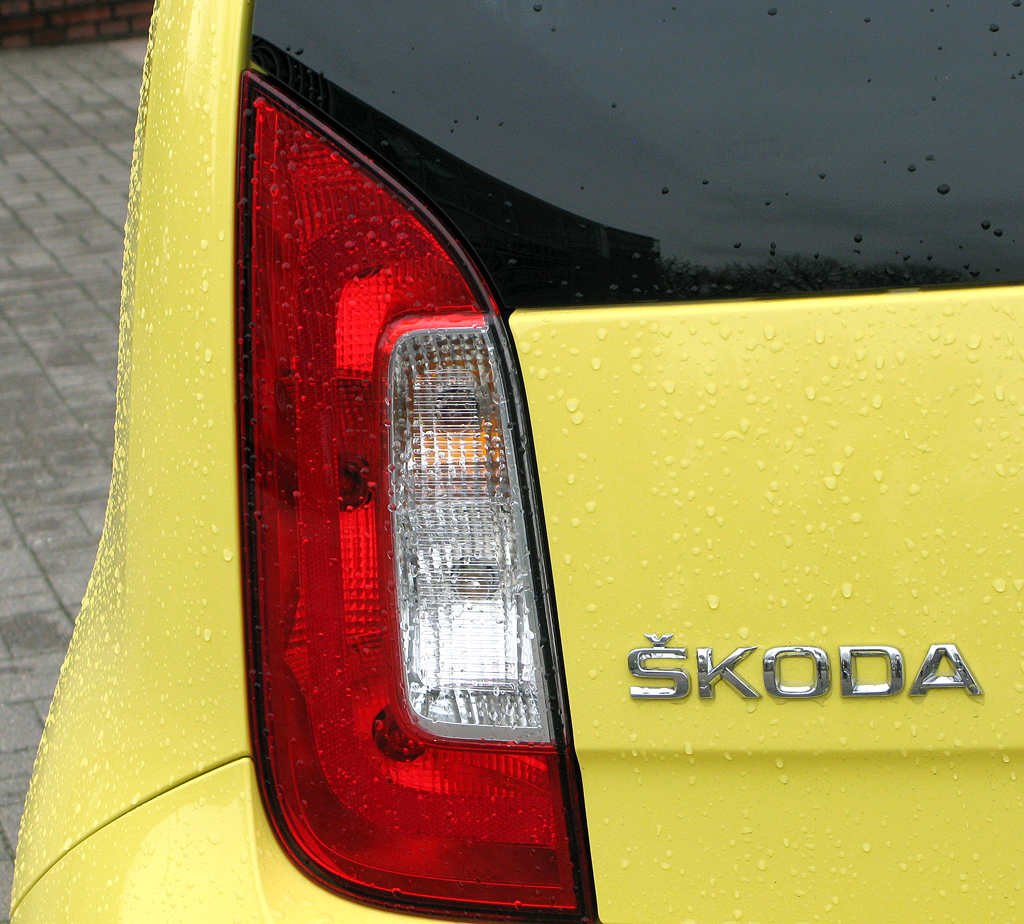 Skoda Citigo: Vertikal ausgerichtete Leuchteinheit am Heck mit Markenschriftzug. 