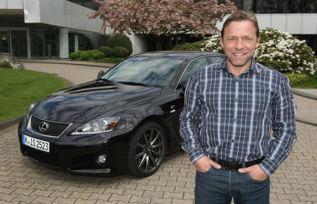 Thomas Hässler fährt Lexus