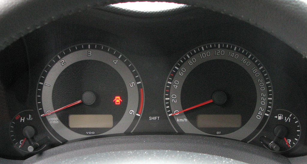 Toyota Auris: Blick durch den Lenkradkranz auf die Rundinstrumentierung. 